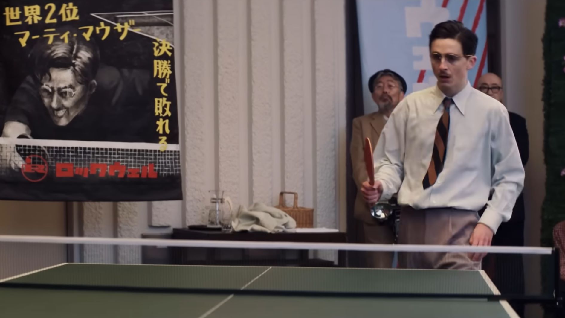 Double tanks shooting at the player from the background. Multiple planes of shooting is one of the game’s unique appeals.