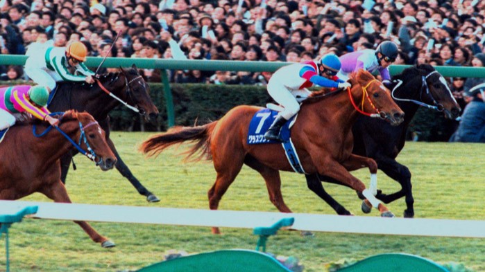 Grass Wonder, horse number 7 in the related image, beat out Special Week in the 1999 Arima Kinen by a nose, the smallest margin of victory in the race's history. Grass Wonder became one of few horses to win the Arima Kinen in back-to-back years.